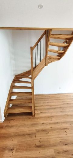 Modernes Wohnen mit Komfort – voll klimatisiert, hochwertig ausgestattet und inklusive vieler Extras – Treppe