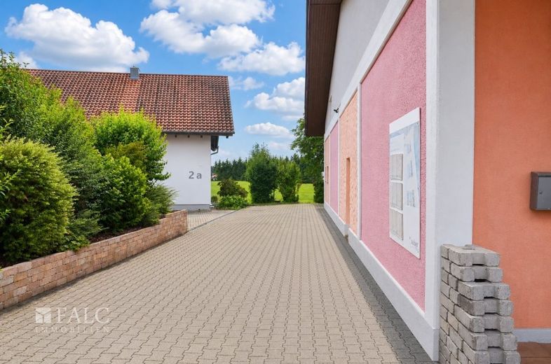 Vielseitig nutzbare Gewerbehalle mit Büro und großzügigem Grundstück in Emmingen-Liptingen – Außenansicht