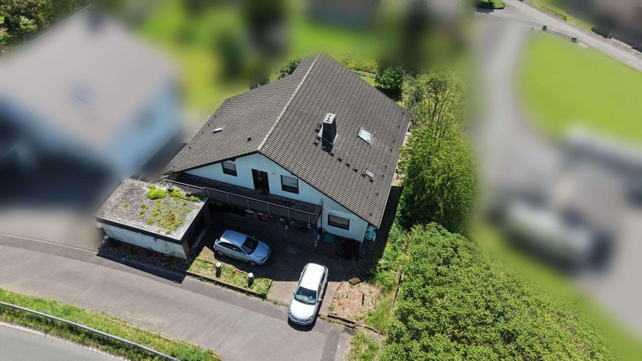 Rendimento del 6,57%, senza commissioni! Casa bifamiliare o trifamiliare in posizione elevata con vista sulla valle della Sieg – Freistehend in toller Lage!