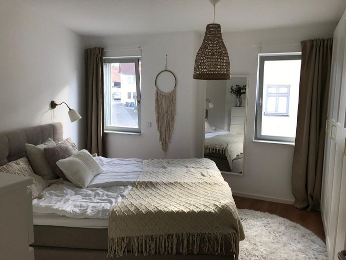 Ekskluzywne mieszkanie 3-pokojowe z balkonem, wallboxem i prądem lokatorskim w centrum Weilbach – Schlafzimmer