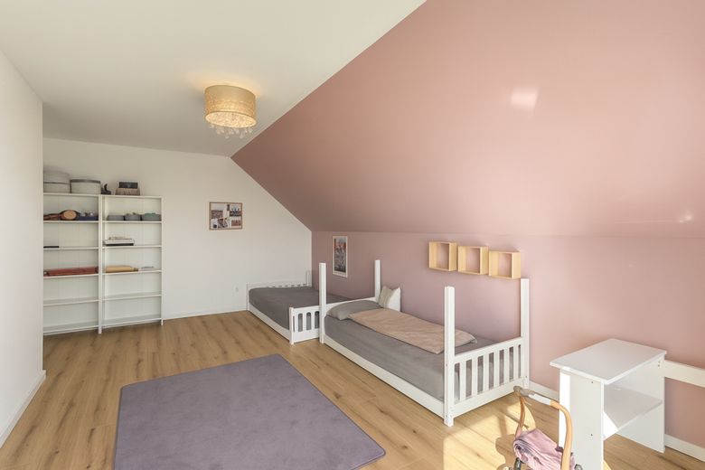 Neuwertig! Freistehendes KFW40 Einfamilienhaus mit großem Garten und Feldblick in einem Neubaugebiet – Kinderzimmer