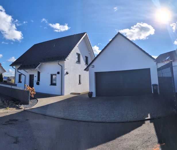 Nordseite Einfahrt Garage