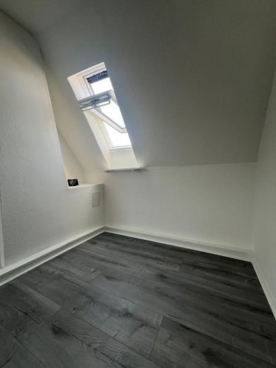 Frisch modernisierte 2,5-Zimmer-Dachgeschosswohnung in Dortmund-Brackel – sofort bezugsfrei – Sitz / Essecke
