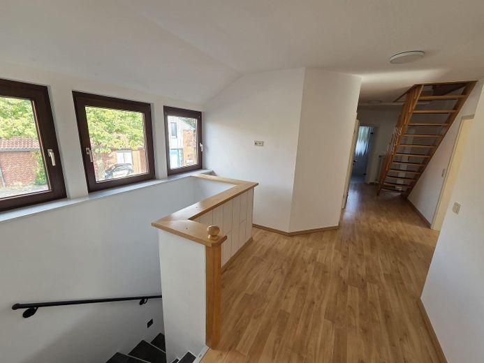 115 m² im Zweifamilienhaus | 30 m² Süd-Dachterrasse – Flur