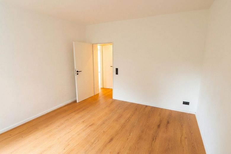 Erstbezug nach Sanierung: Barrierearme 2-Zimmer-Wohnung, Balkon & Tiefgarage in Bestlage Iserlohns – Schlafzimmer unmöbliert