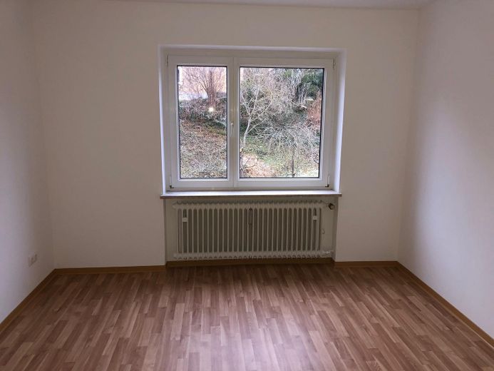 Freshly renovated 2-room apartment with kitchen and bathroom in Augsburg-Göggingen – Zimmer 2 (Muster)