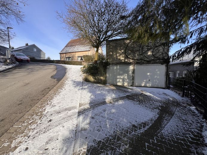 Garage (links) mit Stellplatz