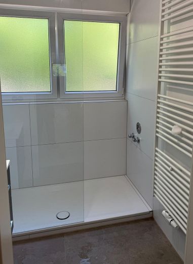 Sanierte 3-Zimmer-Wohnung mit neuer Einbauküche in Remseck-Aldingen – Badezimmer