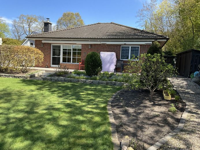 Waterfront property with bungalow and boat dock. – Photo 4