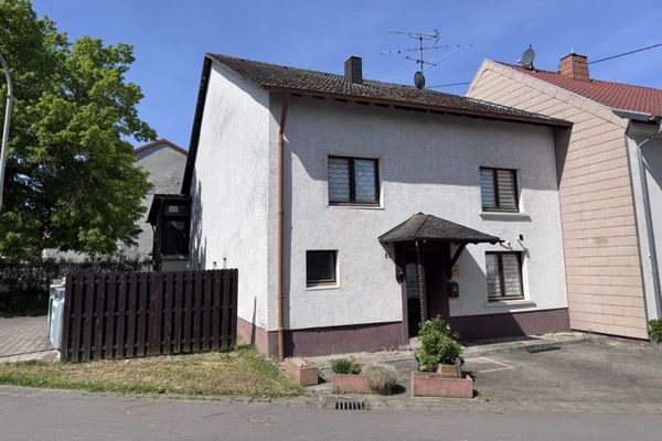 Leidingen: منزل عائلي منفصل بمساحة سكنية تبلغ 120 م²، وإمكانية توسعة بمساحة 100 م² وحديقة