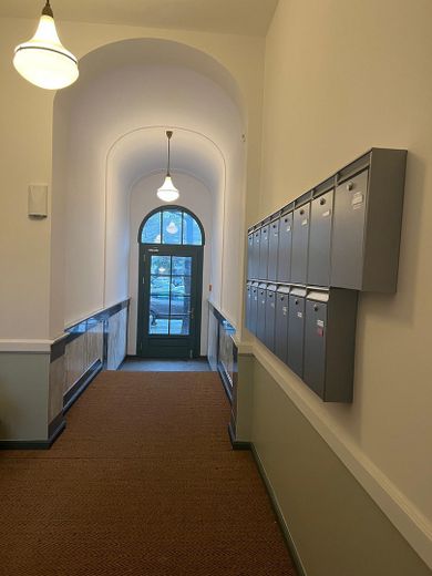 Kernsanierter Altbau mit Aufzug im 3. OG: 2 Zimmer, Designküche & Einbauschränke & Vorhänge nach Maß – Foto 19
