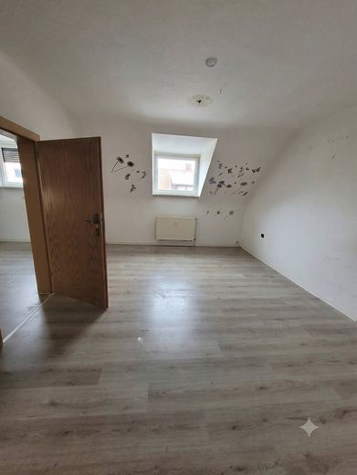 Investment property: fully rented apartment building with expansion reserve - 7 apartments & 4 parking spaces – rechte Haushälfte