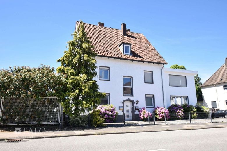 Reserviert! Modernisiertes Dreifamilienhaus mit großem Grundstück und Wintergarten – Außenansicht