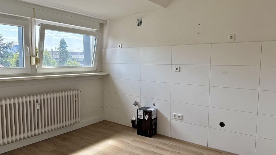 Przestronne 4-pokojowe mieszkanie na poddaszu z balkonem i nową łazienką – Küche 2
