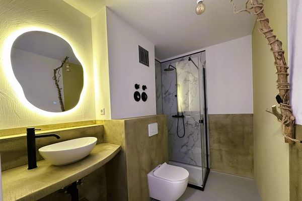Hochwertig renoviert: 2,5 Zimmer-Wohnung mit Terrasse und Stellplatz
