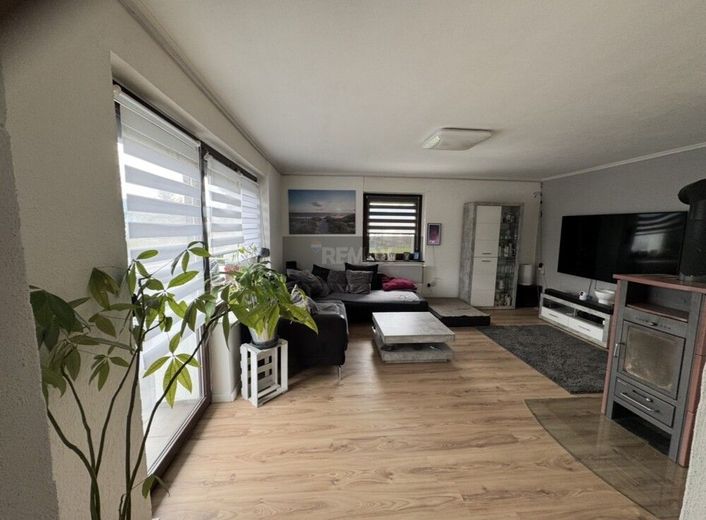 Modernisiertes
Einfamilienhaus mit Wärmepumpe, PV, Garage, Stellplätze und  Einliegerwohnung – Wohnzimmer
