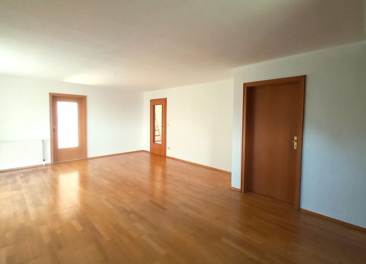 Solides MFH, Schweriner Stadtrand, als Investment o. Eigennutzung, sof. bezugsfähig, 2.505m² Grdst. – Wohnzimmer 1.OG rechts