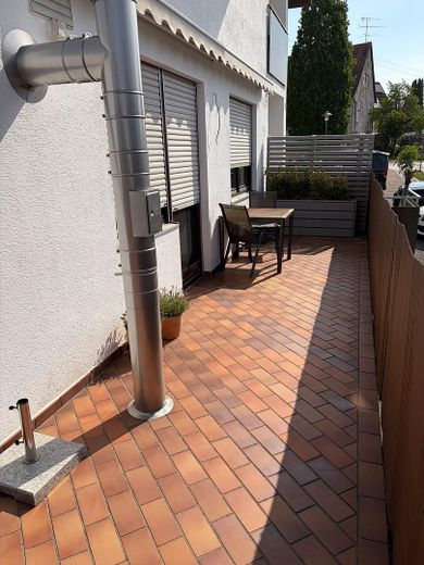Helle 4-Zimmer Wohnung mit großem Balkon, Garten und Kamin – Balkon