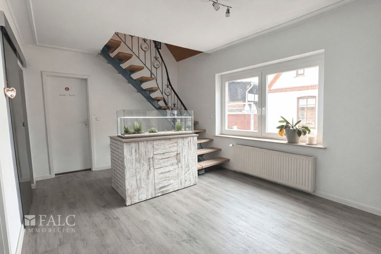 ***Großzügiges Wohnen auf drei Etagen mit Kamin, Balkon und separater Einliegerwohnung*** – Flur EG
