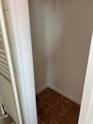 Moderne 3-Zimmer-Dachgeschosswohnung mit Balkon, Loggia & Einbauküche – Foto 13
