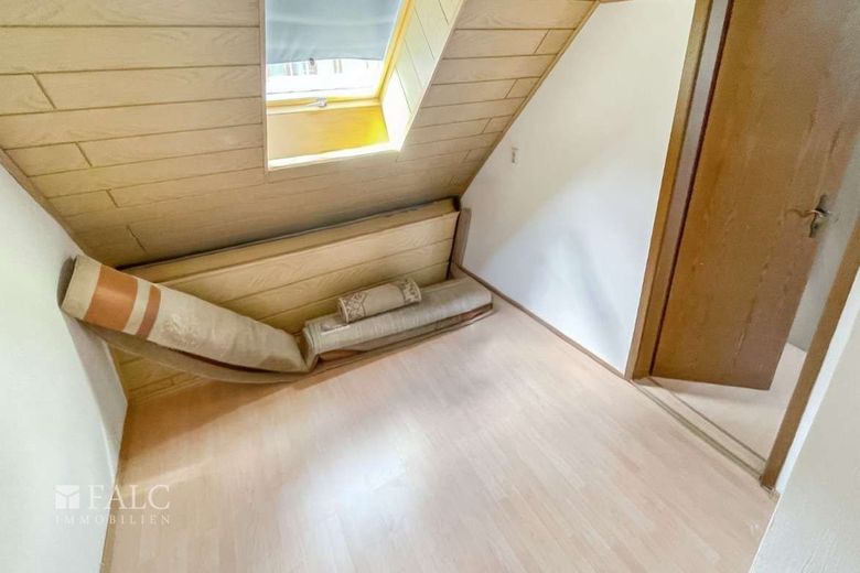 Wohnhaus mit 3 WE + Zimmervermietung – Zimmer DG