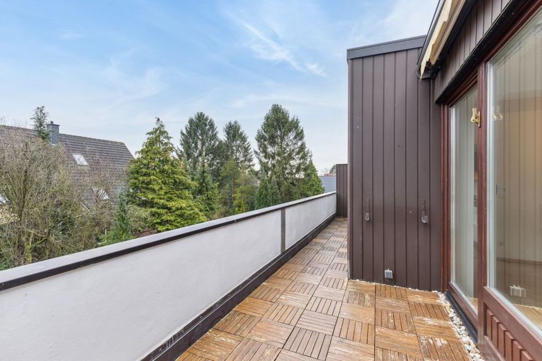 Modernisierte 3-Zimmer-Wohnung mit Tiefgaragenstellplatz in
bester Lage von HH-Meiendorf – Balkon Süd