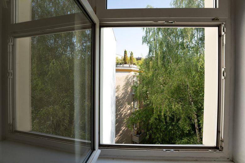 Provisionsfrei: Am Cosimaplatz in Friedenau, 2.5 Zimmer Altbau mit Balkon im 3.OG, Fernwärme – Ausblick Küchenfenster