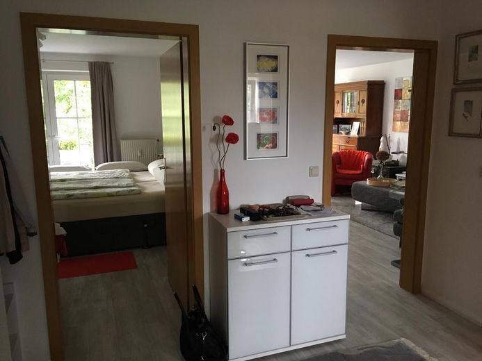 Flur mit Blick zum WZ u. SZ