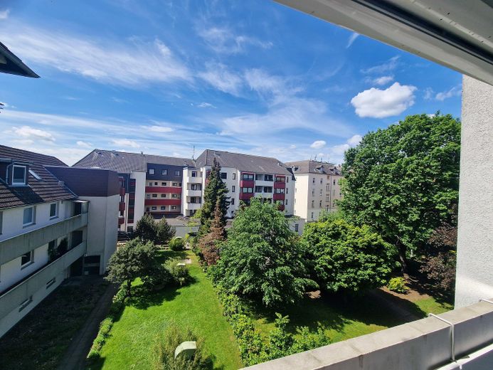 Balkonlu ve kapalı otopark park yeri bulunan, gün ışığı alan 4 odalı kat mülkiyetli daire – Blick vom Balkon