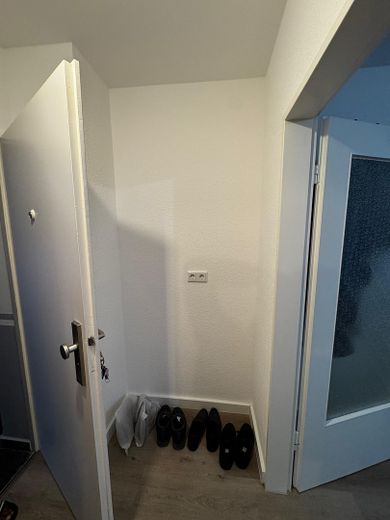 Abstellfläche neben Tür