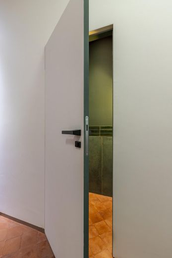 Einzigartige Wohnung | privater Eingang | bezugsfrei | ohne Provision – Bündige Türen m. Magnetschloss