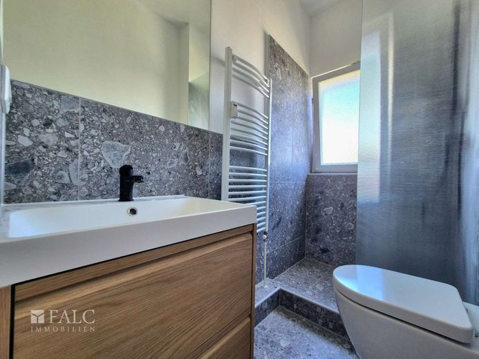 **Stilvoll wohnen in Berlin-Wilmersdorf mit Fahrstuhl**- FALC IMMOBILIEN – Badezimmer