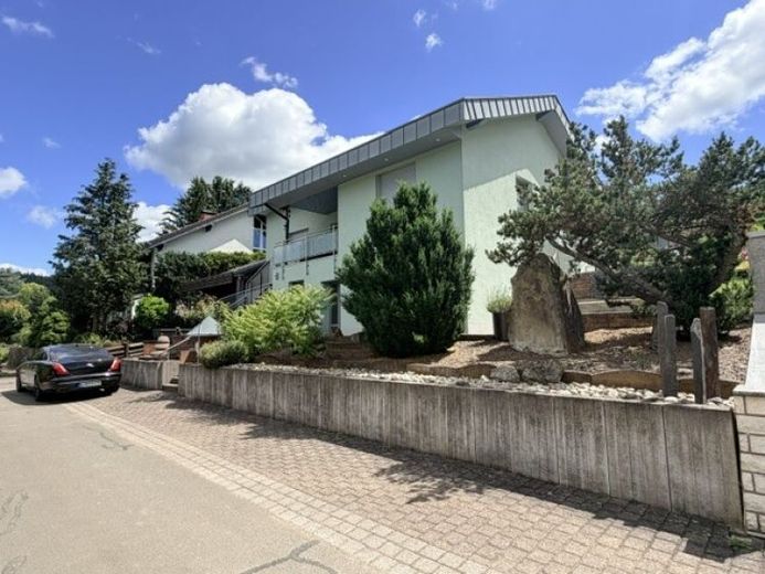 EUPORA® Immobilien: Großzügies Wohnhaus mit Garagen und Garten in Oberwiesen. – फोटो 1
