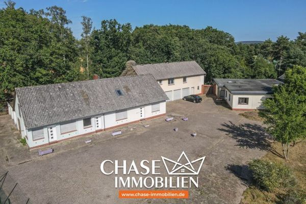 Secluded property with three residential buildings on a large plot – live, rent out, enjoy the natural idyll!