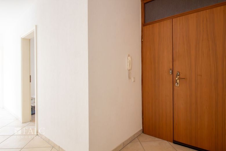 Neues Zuhause zu vergeben! – Wohnungseingang