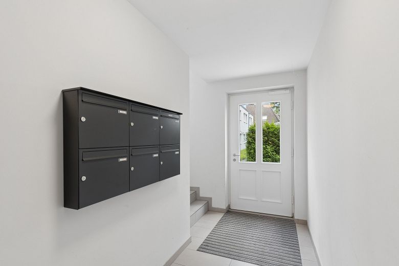 Neuwertige 3 - Zimmer - Balkonwohnung mit erstklassiger Ausstattung in Top - Lage von Meiendorf – Hauseingang