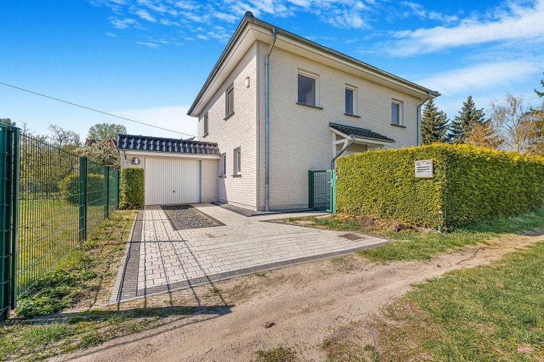 großzügiges Einfamilienhaus, Garage und großer Garten in Berlin-Mahlsdorf – Hausansischt Eingang / Garage 