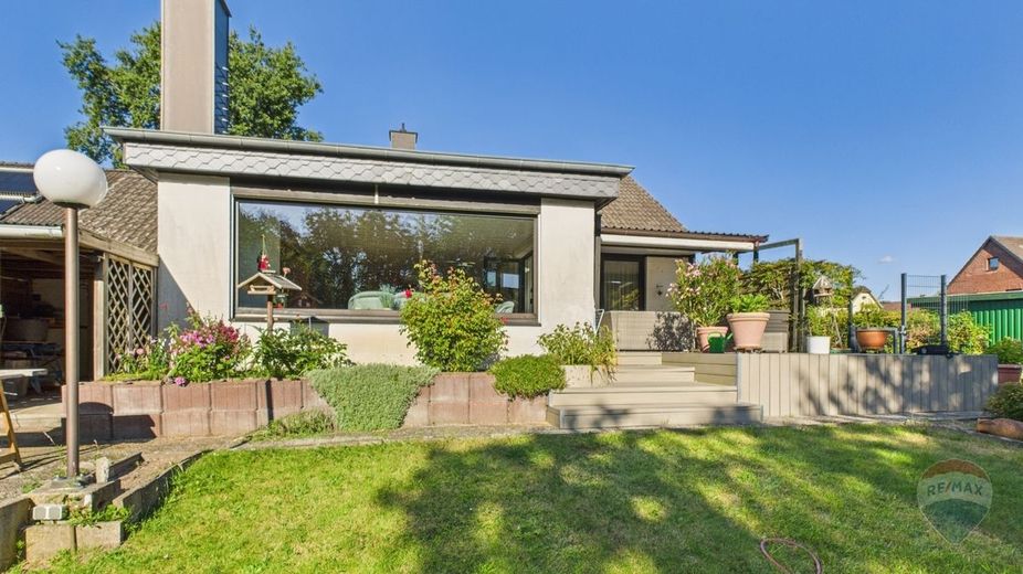 Provisionsfrei für den Käufer!
Großes Einfamilienhaus mit Südwest-Terrasse und Feldrandblick – Ansicht des Hauses aus dem Garten