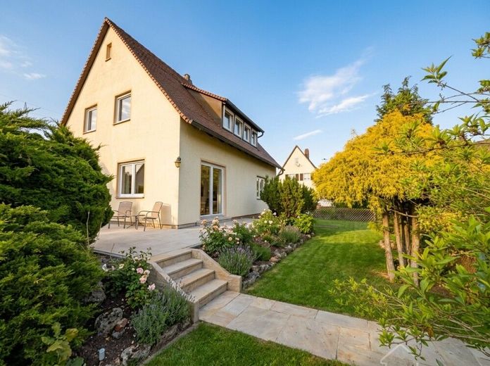 Stein-Unterweiherbuch Haus für Handwerker günstig kaufen statt hohe Mieten zahlen in bester Lage – KI Gestaltungsvorschlag EFH Stein Vorher_nachher ki 002