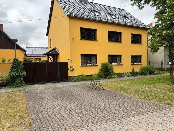 Wohnhaus - Straßenansicht
