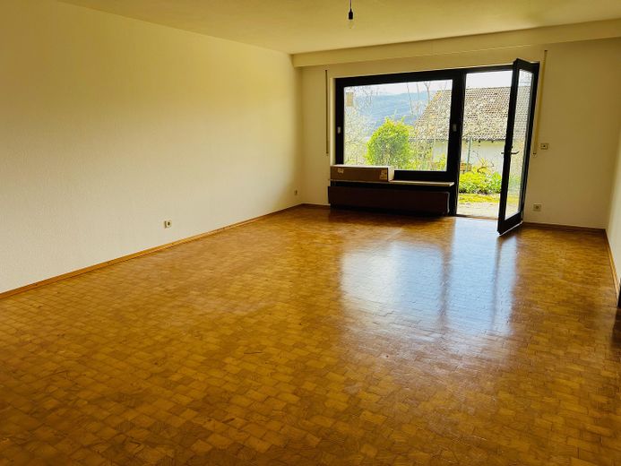 Großzügiges 1-2 Familienhaus in Traumlage – Wohnen UG