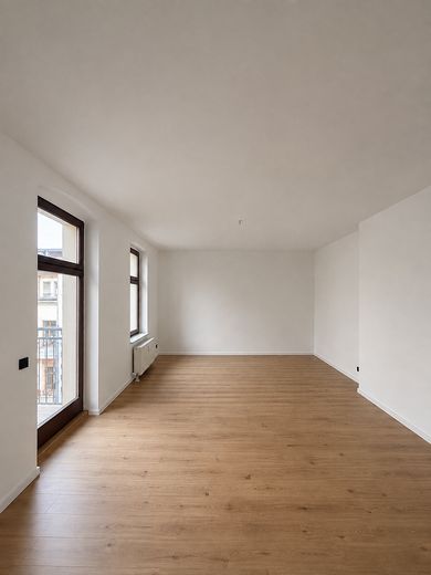 Erstbezug nach Sanierung: Großzügige 2-Zimmer-Altbauwohnung mit Balkon, Aufzug & Einbauküche am Dom – Wohnzimmer