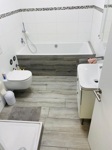 großes modernes voll Bad