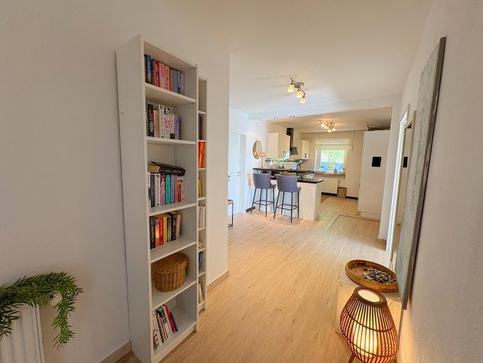 Provisionsfrei - Wohnen wie im eigenen Haus: 120m² mit Garten, Traum-Weitblick & Wellness-Faktor – Flur
