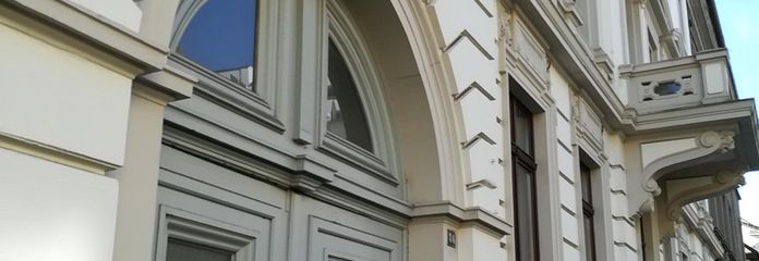 परिष्कृत पुराने भवन का अपार्टमेंट। नवीनीकृत। – Straßenansicht