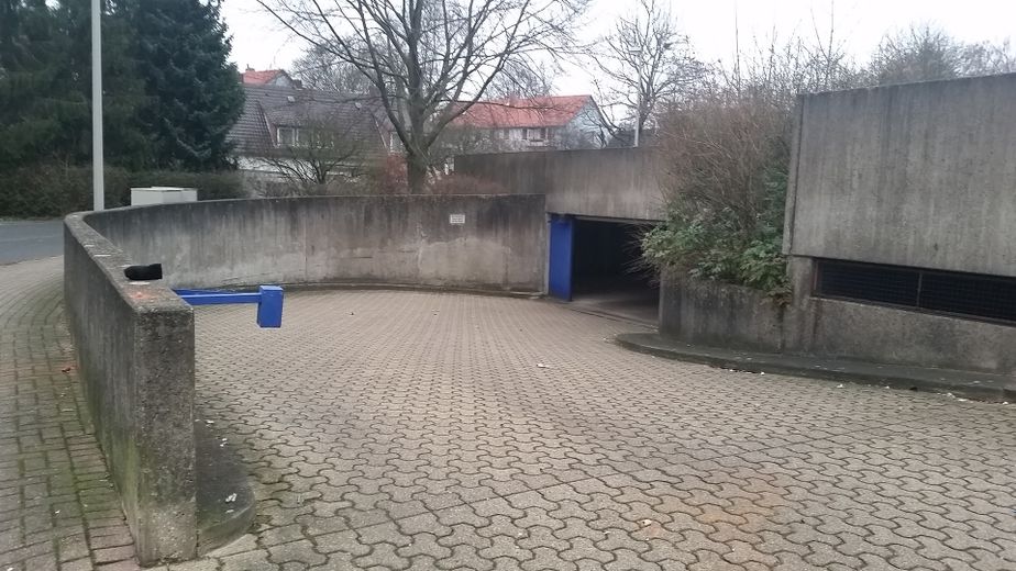 LIBERA Bellissimo luminoso e tranquillo appartamento di 2 locali con posto auto in autorimessa sotterranea Hannover-Misburg-Nord – Tiefgaragenplatz_Einfahrt1
