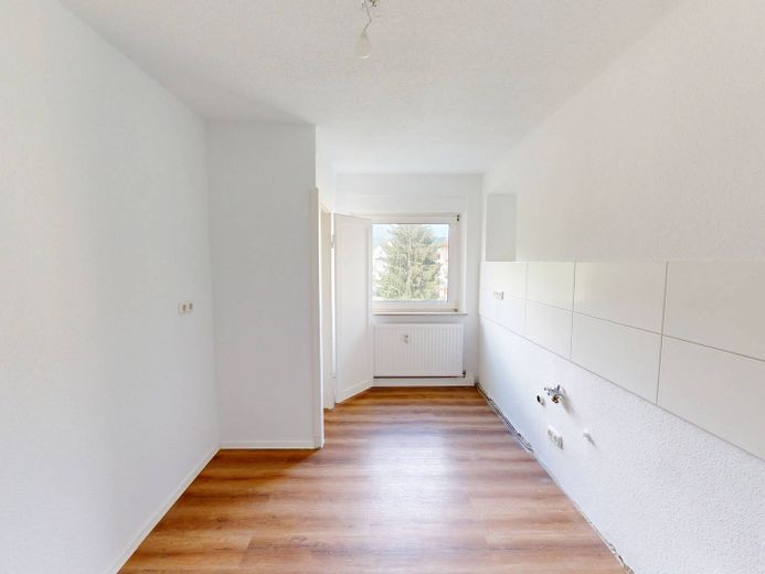 Zomer, zon, besparen: 2 netto koude huren cadeau! 2-kamerappartement met BALKON op loopafstand van de oever van de Main – Ansicht I: Küche