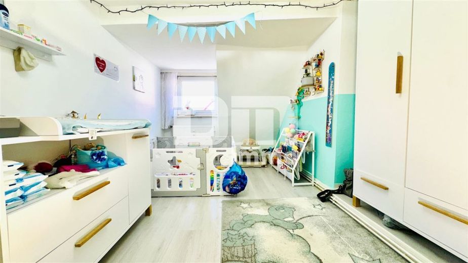 Vollvermietetes Wohn- und Gewerbeensemble: 3 Wohnungen + 2 Gewerbeeinheiten – WE3 DG Schlafzimmer / Kind