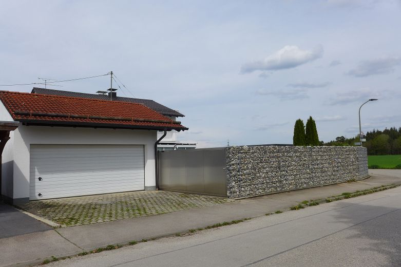 Beste Wohnlage und hochwertige Ausstattung, Garten Süd-West Ausrichtung mit Pool – Garage mit Stellplätzen
