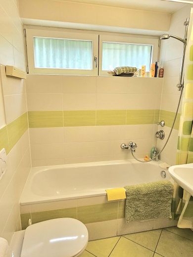 Bad mit Wanne und Fenster
